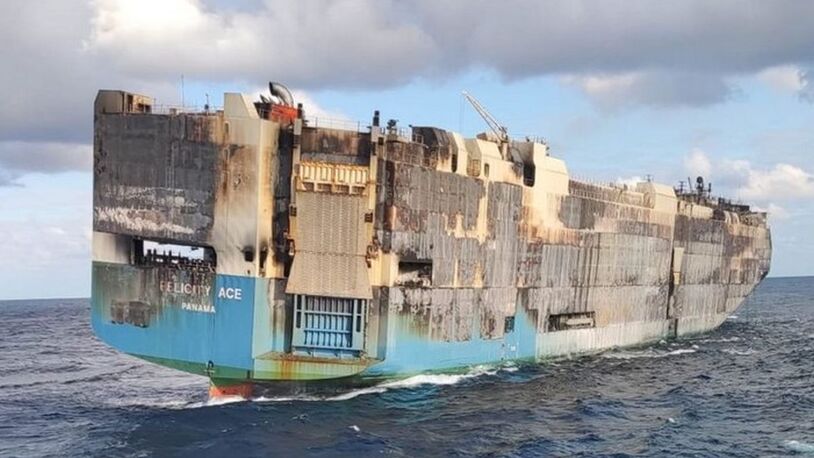 غرق سفينة شحن محملة ب4000 سيارة من مجموعة فولكسفاجن بعد إحتراقها لمدة أسبوعين فى المحيط