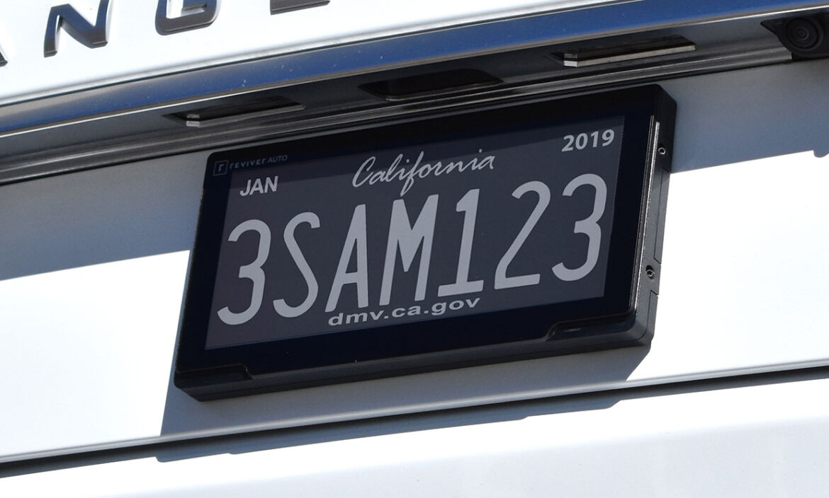 كاليفورنيا تعتمد لوحات الترخيص الرقمية لجميع السيارات