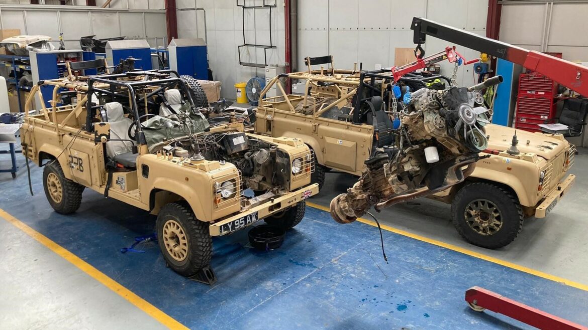 الجيش البريطاني يحول سيارات لاند روفر العسكرية القديمة من الديزل إلى الكهرباء