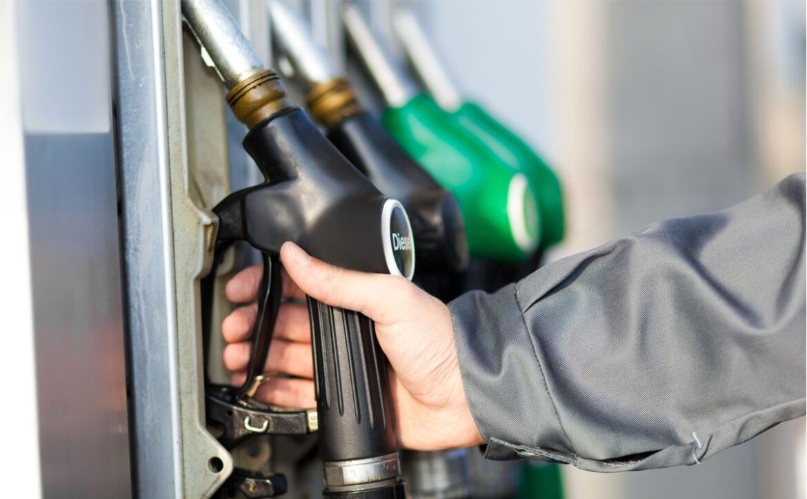 الإمارات تخفض أسعار الوقود لشهر أبريل 2023 بعد شهرين من الزيادات