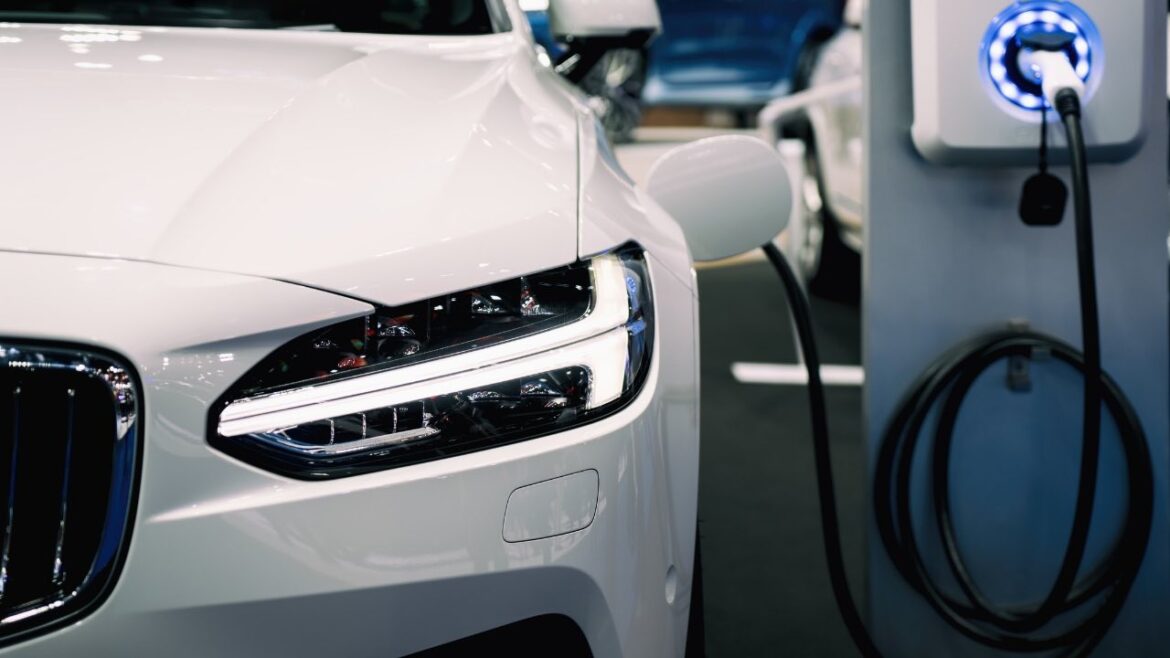 السيارات الكهربائية شكلت 21% من مبيعات السيارات الأوروبية في أغسطس