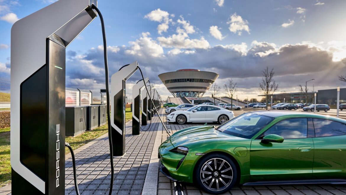 بورشة تفتتح أول صالة شحن للسيارات الكهربائية في ألمانيا لعملائها فقط