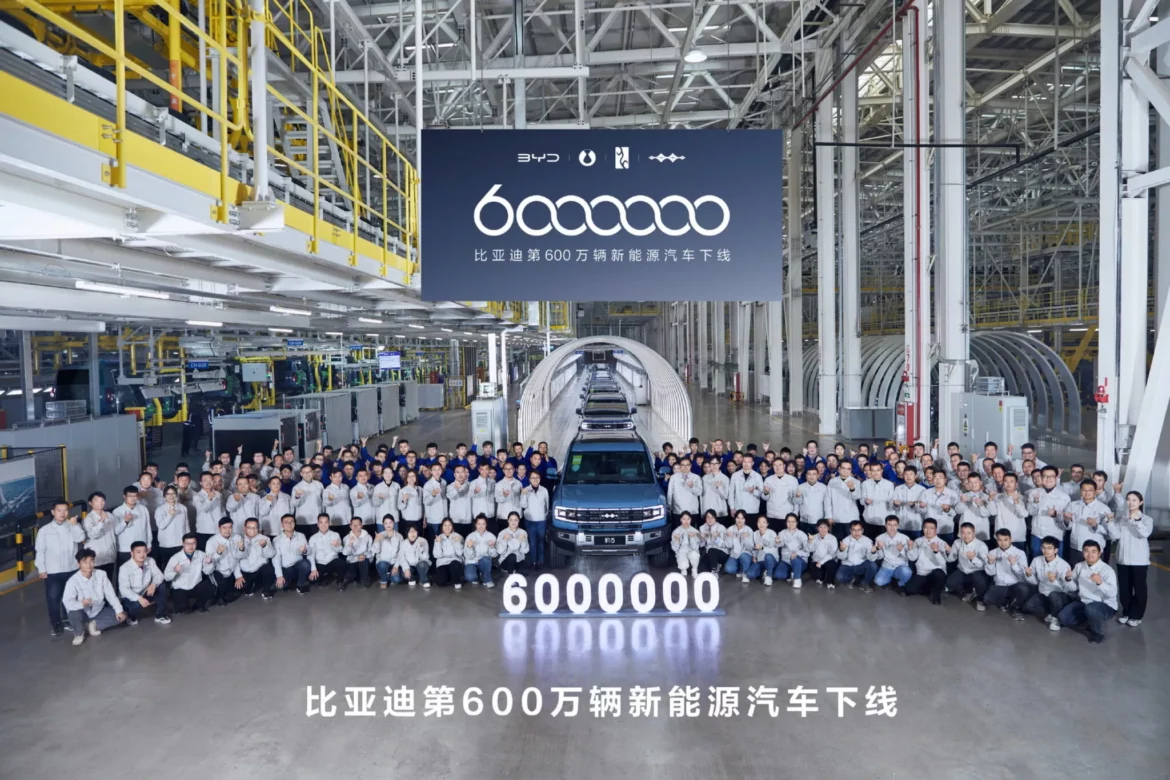 بي واي دي تصبح أول صانع سيارات يصل إلى 6 ملايين سيارة كهربائية وهجينة بمدخل للشحن