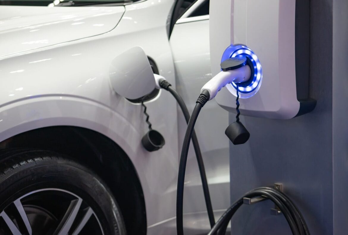 الإمارات تعلن تأسيس شركة جديدة لمحطات شحن السيارات الكهربائية