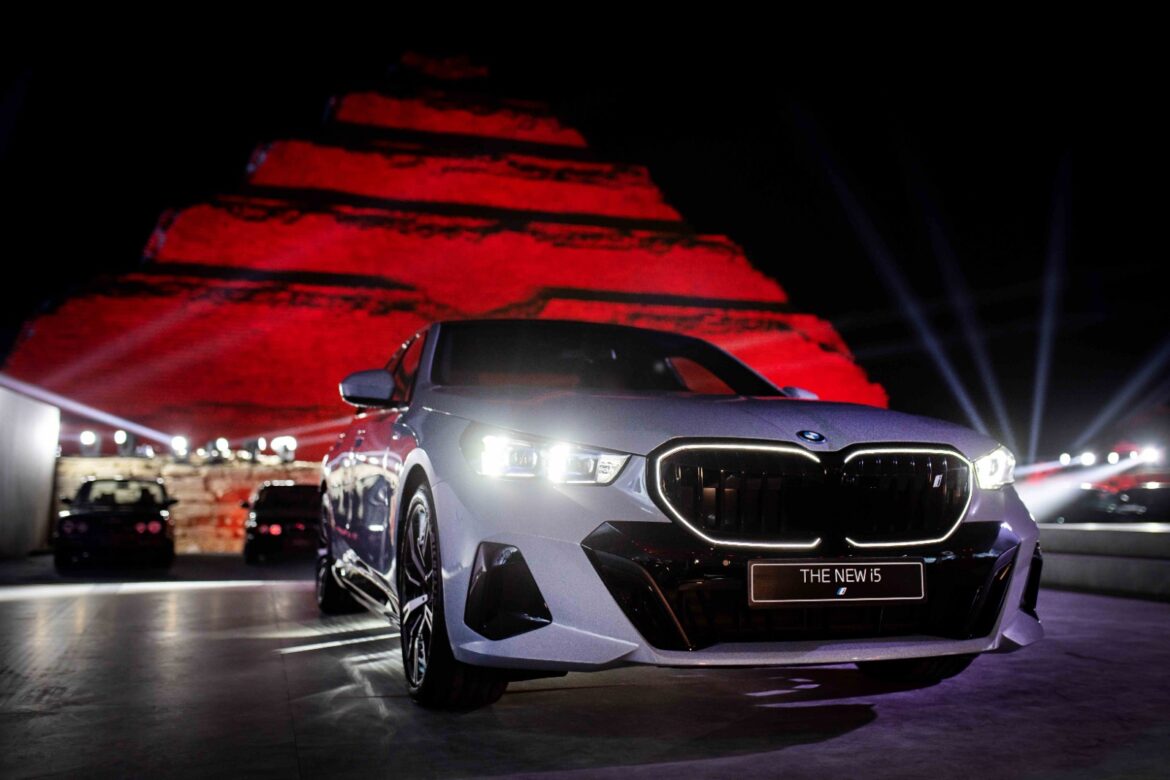 إطلاق BMW الفئة الخامسة الجديدة كلياً وi5 الكهربائية تحت سفح هرم زوسر