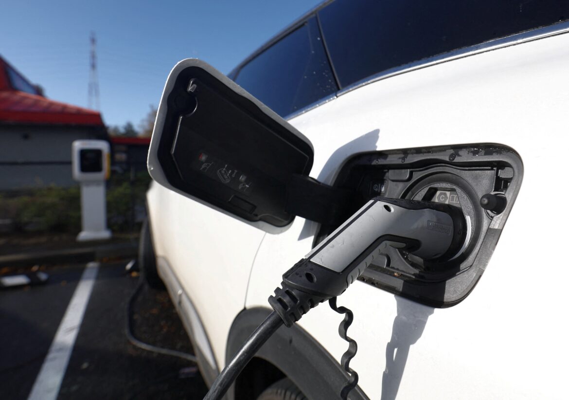 ارتفاع مبيعات السيارات الكهربائية والهجينة عالميًا بنسبة 69%في يناير