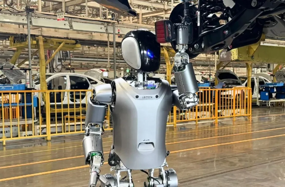 دونغ فينج تطلق روبوتاً بشرياً يعمل بالذكاء الإصطناعي في أحد خطوط تجميعها