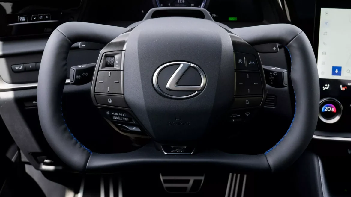 بسبب مخاوف السلامة.. الصين تدرس حظر مقود الفراشة (Steering Yoke) في السيارات الجديدة