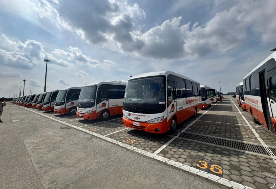 المنصور للسيارات تُصدر 100 حافلة إلى غانا في أول عملية تصدير من ميناء شرق بورسعيد إلى العالم