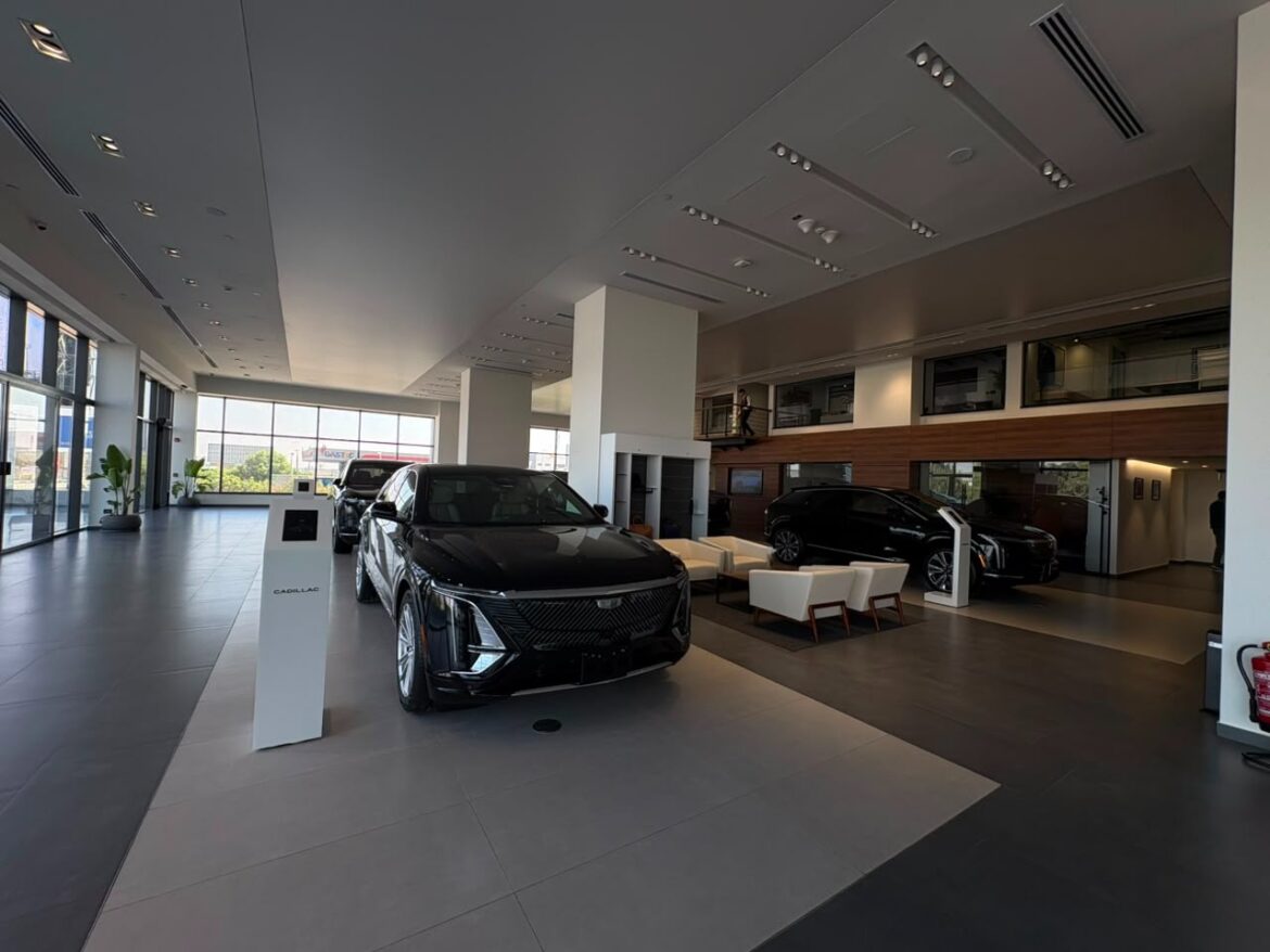 كاديلاك المنصور للسيارات تستعرض السيارتين ESCALADE IQ وOPTIQ الكهربائيتين بالكامل